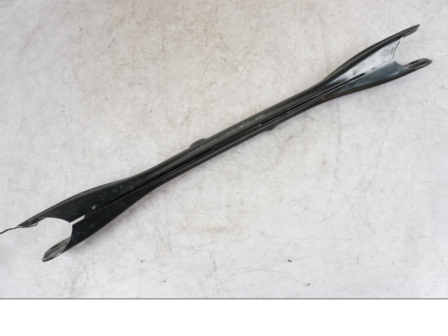 Snett nerifrån på Parallellstag från en BMW K 1600 GTL -2015 motorcykel.