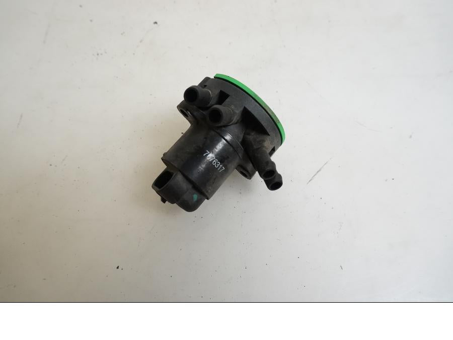 Framsidan på Tomgångsventil från en BMW K 1200 S -2007 motorcykel.