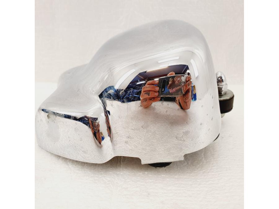 Vänster sida på Dekorkåpa från en H-D V-Rod 1130 -2005 motorcykel.