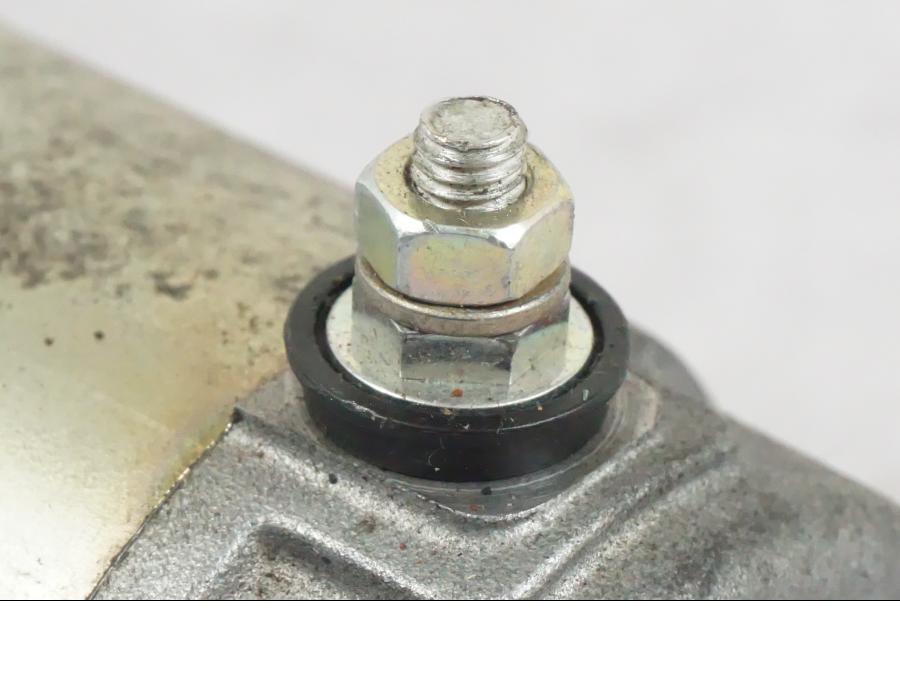 Snett uppifrån på Startmotor från en Triumph Sprint ST -2007 motorcykel.