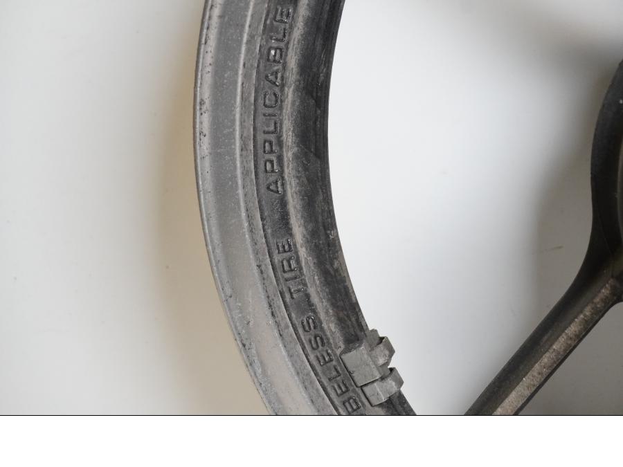 Extrabild1 på Fälg från en Suzuki GSX 400 -1983 motorcykel.