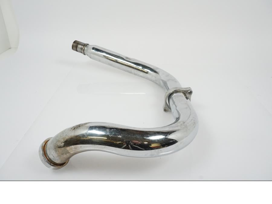 Snett nerifrån på Grenrör från en Suzuki VS 800 -2000 motorcykel.