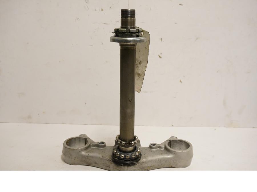 Framsidan på Gaffelkrona från en Honda CB 1300 F -2003 motorcykel.