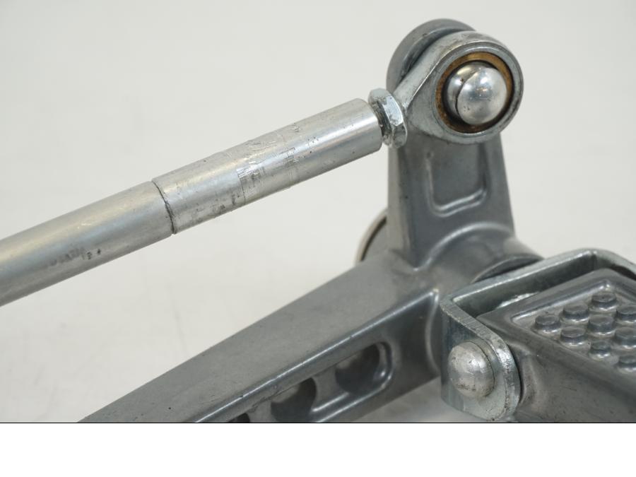 Snett uppifrån på Fotpinnesats från en Universal Universal -0 moped.