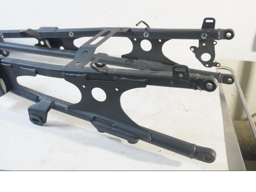 Framsidan på Bakram från en Triumph Sprint GT -2011 motorcykel.