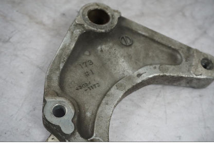 Snett uppifrån på Bromsoksfäste från en Suzuki VZ 1600 -2004 motorcykel.