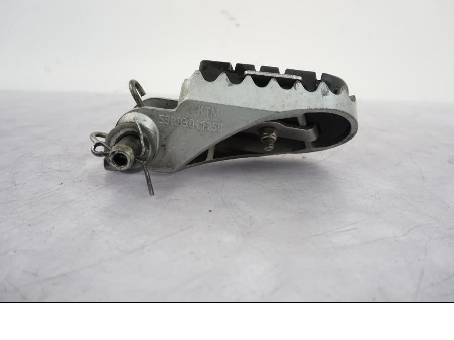 Baksidan på Fotpinne från en KTM 640 SM -2005 motorcykel.