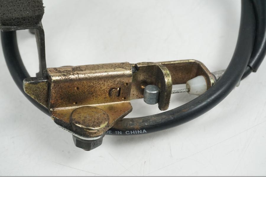 Snett nerifrån på Sadellåsmekanism från en Yamaha XT 660 X -2005 motorcykel.