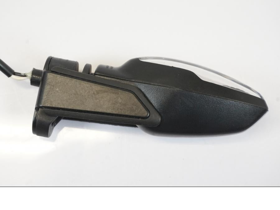 Vänster sida på Blinkers från en Triumph Trident -2021 motorcykel.