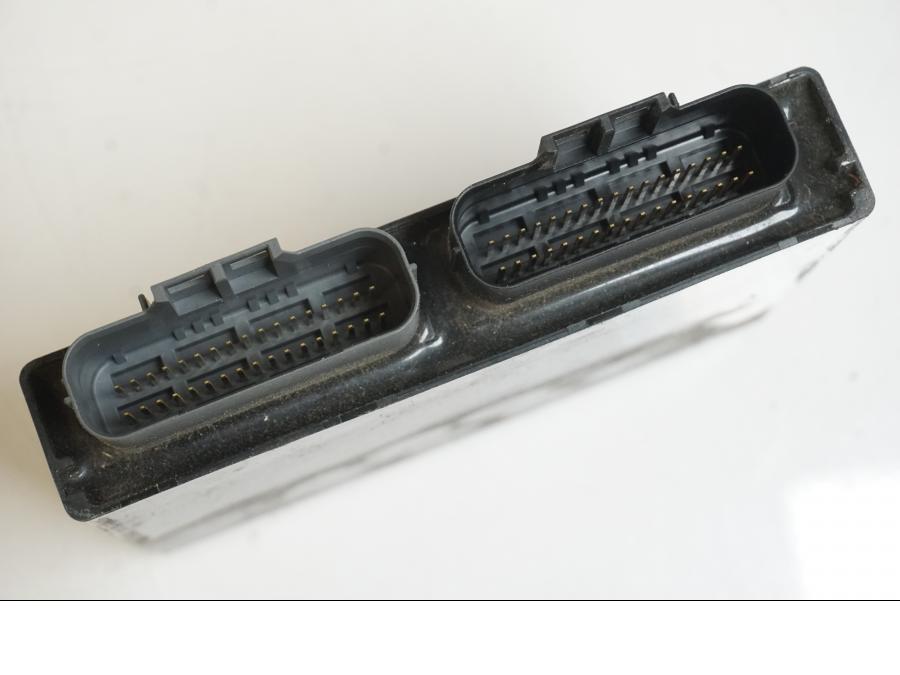 Snett nerifrån på CDI / ECU från en Suzuki VZR 1800 -2009 motorcykel.