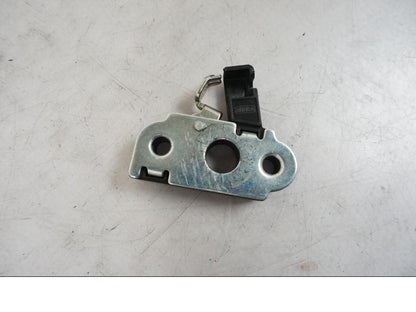 Höger sida på Sadellåsmekanism från en Triumph Bonneville T120 -2021 motorcykel.