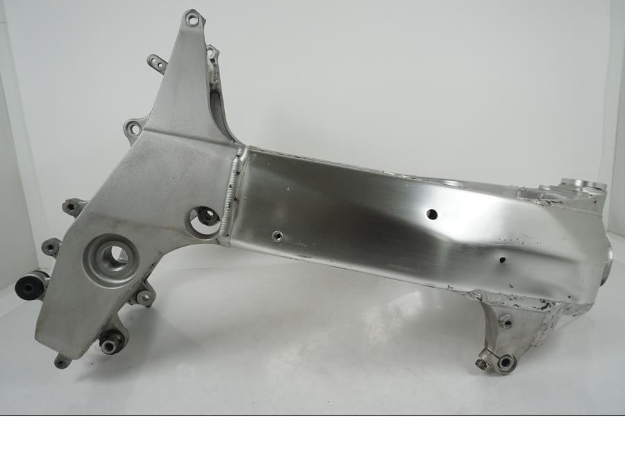 Snett nerifrån på Ram från en Suzuki GSX-R 750 -2001 motorcykel.