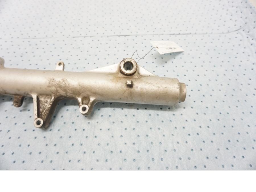 Höger sida på Gaffelben från en Triumph Tiger -2001 motorcykel.