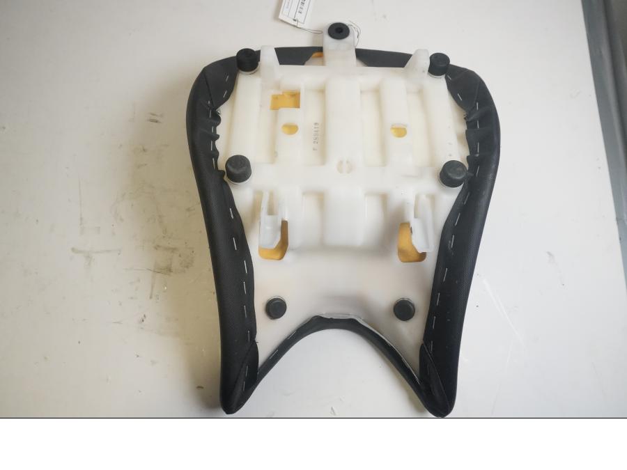 Höger sida på Sadel från en Suzuki GSX-S 1000 -2015 motorcykel.