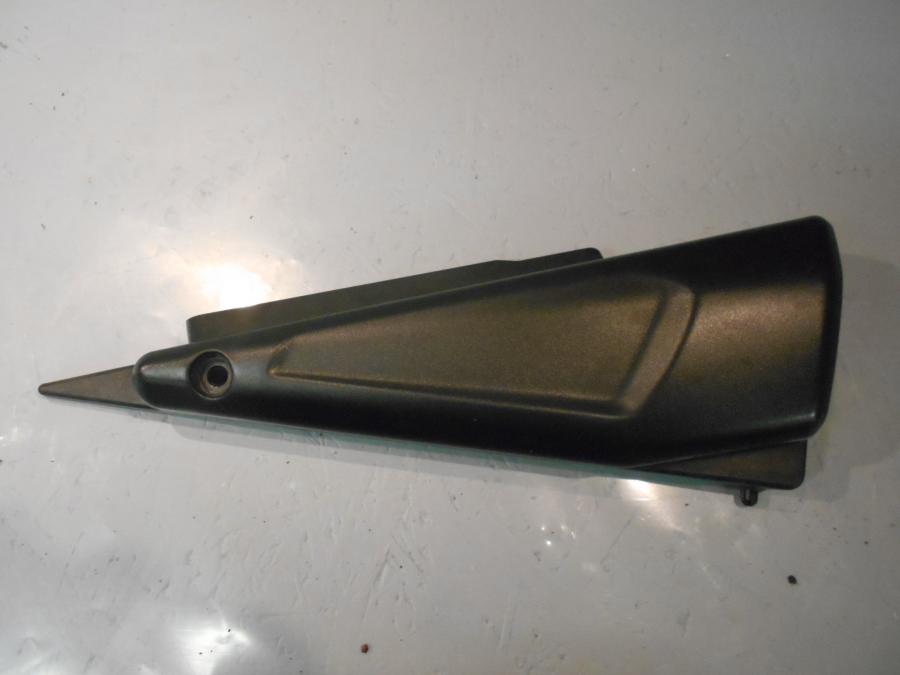 Framsidan på Sidopanel från en Yamaha FZS 1000 -2002 motorcykel.