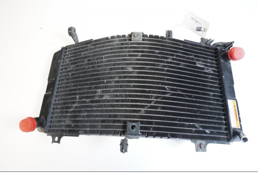 Snett nerifrån på Vattenkyl från en Suzuki GSX-R 600 -1999 motorcykel.