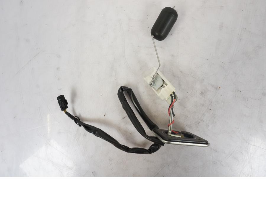 Framsidan på Bensintankgivare från en Kawasaki Z 800 -2014 motorcykel.