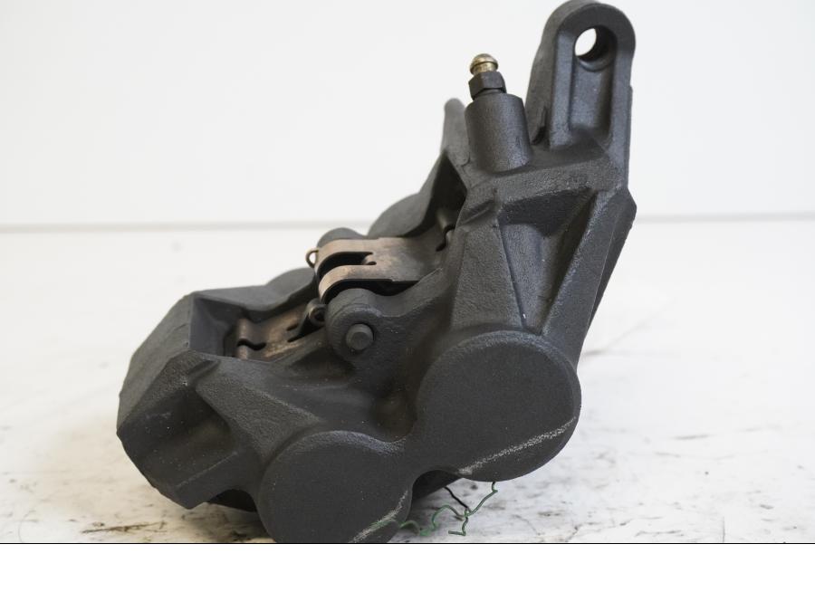 Baksidan på Bromsok från en Yamaha FZ-S 600 -1999 motorcykel.