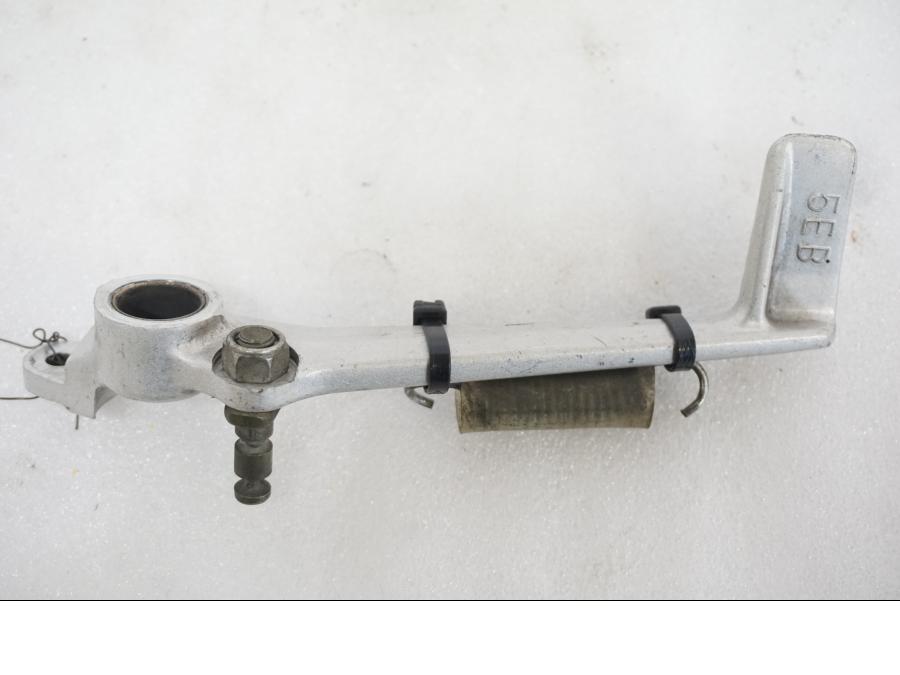 Baksidan på Bromspedal från en Yamaha YZF R6 -1999 motorcykel.