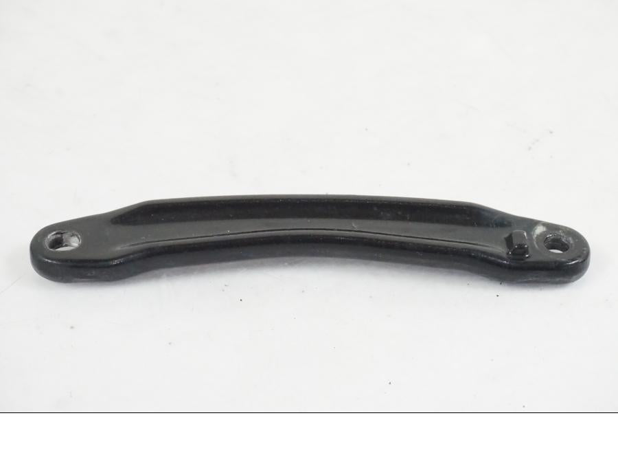 Baksidan på Fotpinnefäste inre från en KTM 390 Adventure -2021 motorcykel.