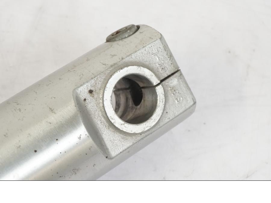 Snett nerifrån på Gaffelben från en Suzuki VL 800 -2002 motorcykel.