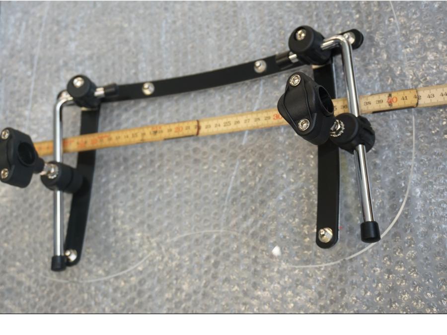 Snett nerifrån på Vindruta från en H-D Harley diverse -2022 motorcykel.