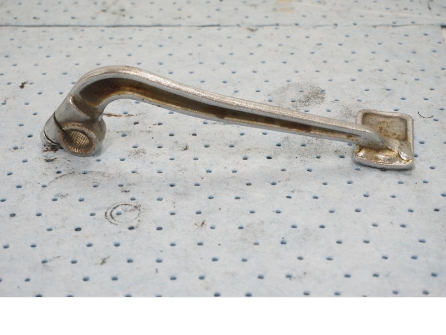 Höger sida på Bromspedal från en Honda GL 1200 -1987 motorcykel.