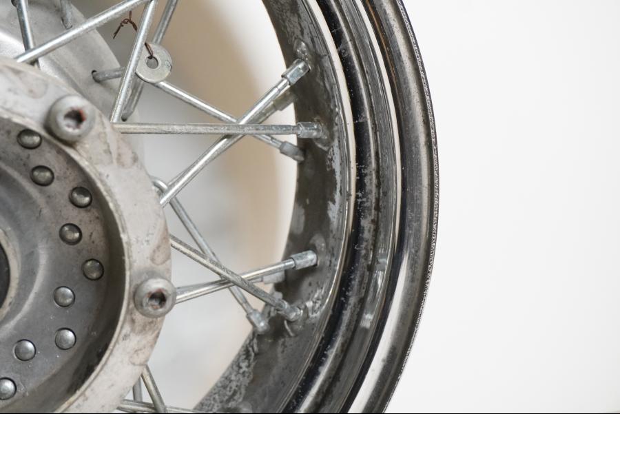 Vänster sida på Fälg från en Yamaha XVS 1100 -2000 motorcykel.