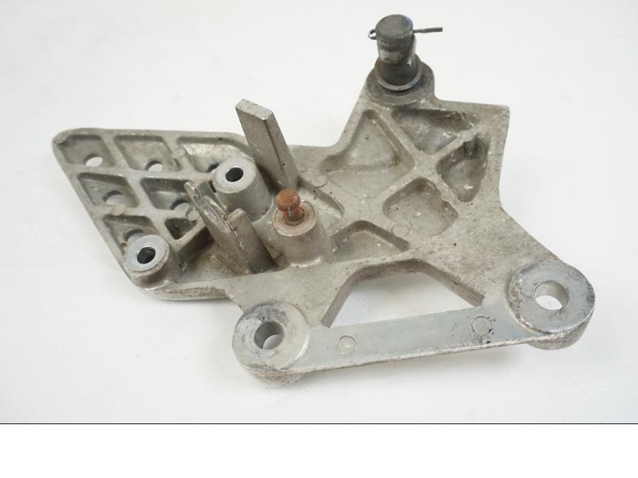 Snett nerifrån på Fotpinnefäste från en Honda CBR 125 R -2006 motorcykel.