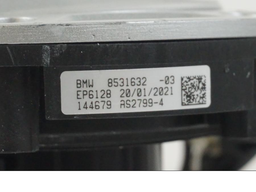 Snett uppifrån på Bensintanklucka från en BMW R 1250 GS -2021 motorcykel.