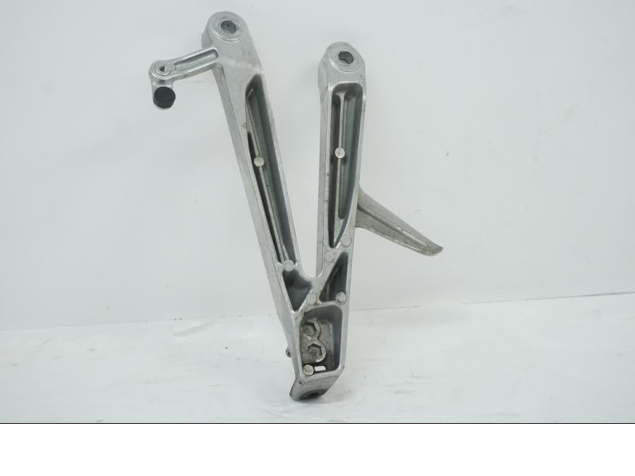 Baksidan på Fotpinnefäste från en Honda CBR 1000 RR -2005 motorcykel.