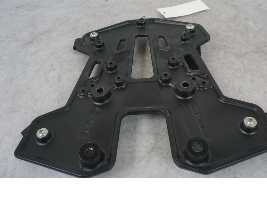 Framsidan på Pakethållarplatta från en KTM 1290 Super Adventure S -2022 motorcykel.