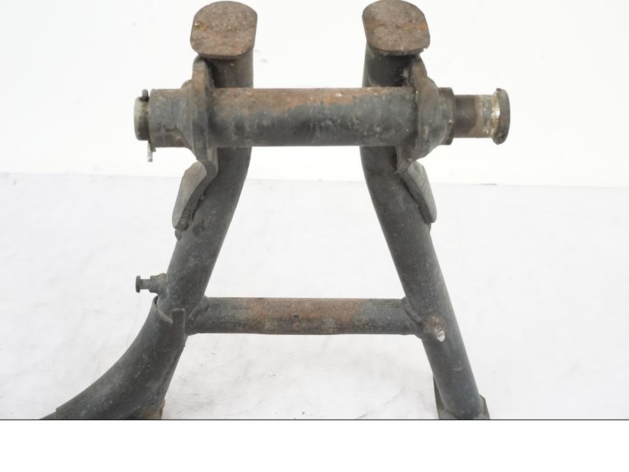 Snett nerifrån på Centralstöd från en Honda NT 650 V -2002 motorcykel.