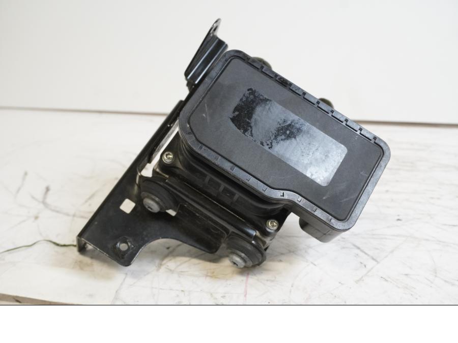 Vänster sida på ABS Modulator från en Triumph Sprint ST -2007 motorcykel.