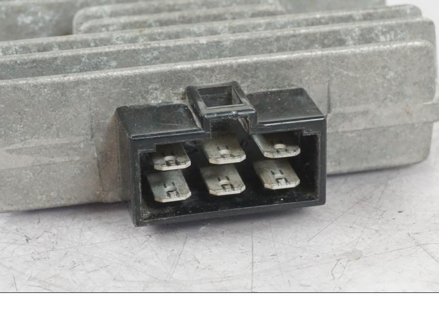 Baksidan på Likriktare från en Kawasaki KL 650A -1987 motorcykel.