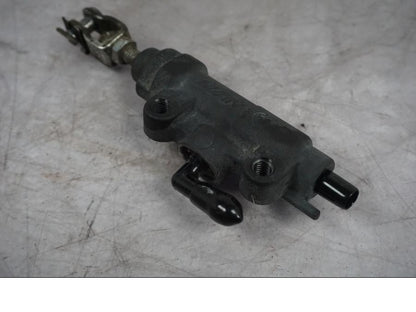 Baksidan på Bromshuvudcylinder från en Triumph Tiger Explorer -2016 motorcykel.