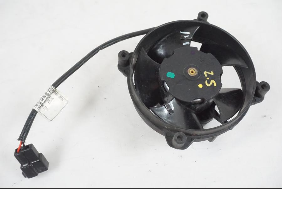 Framsidan på Vattenkylfläkt från en KTM 390 Adventure -2021 motorcykel.