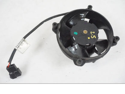 Framsidan på Vattenkylfläkt från en KTM 390 Adventure -2021 motorcykel.