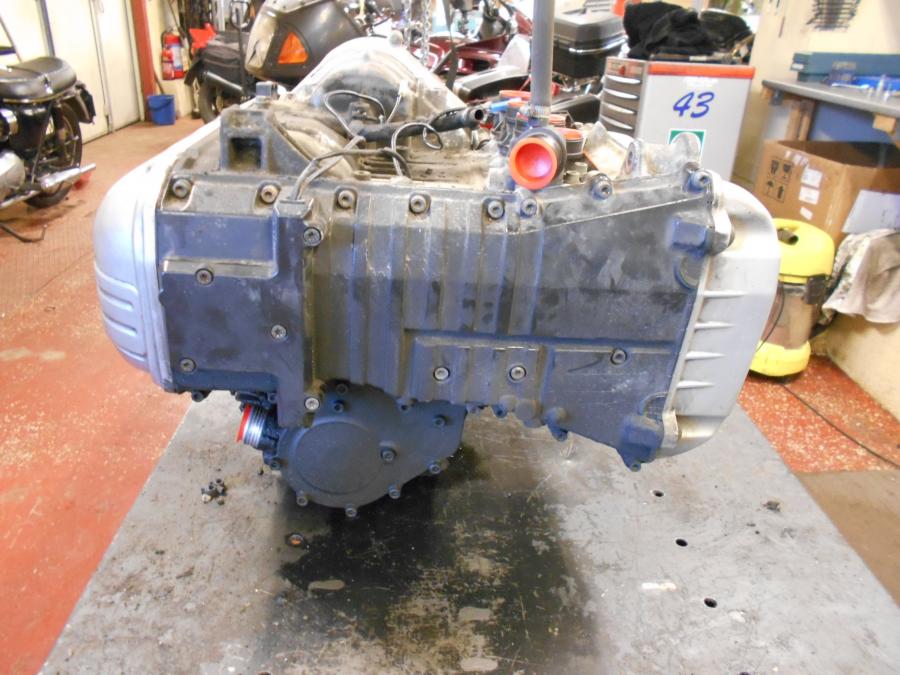 Baksidan på Motor från en BMW K 1200 LT -2007 motorcykel.