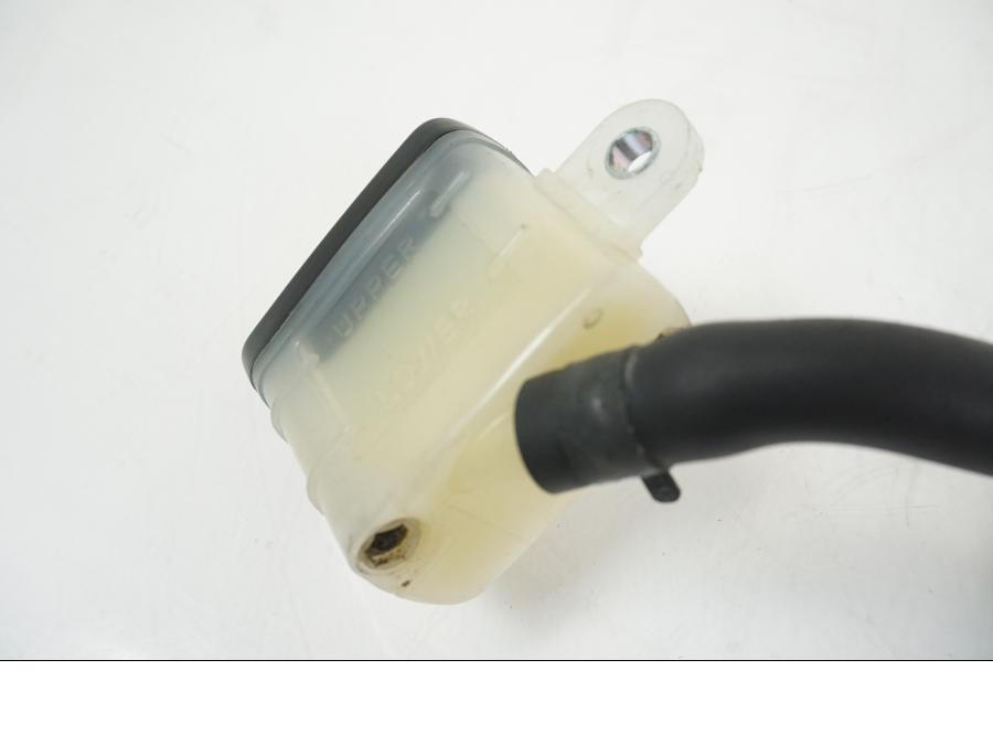 Snett nerifrån på Bromshuvudcylinder från en Triumph Speed Triple -2009 motorcykel.