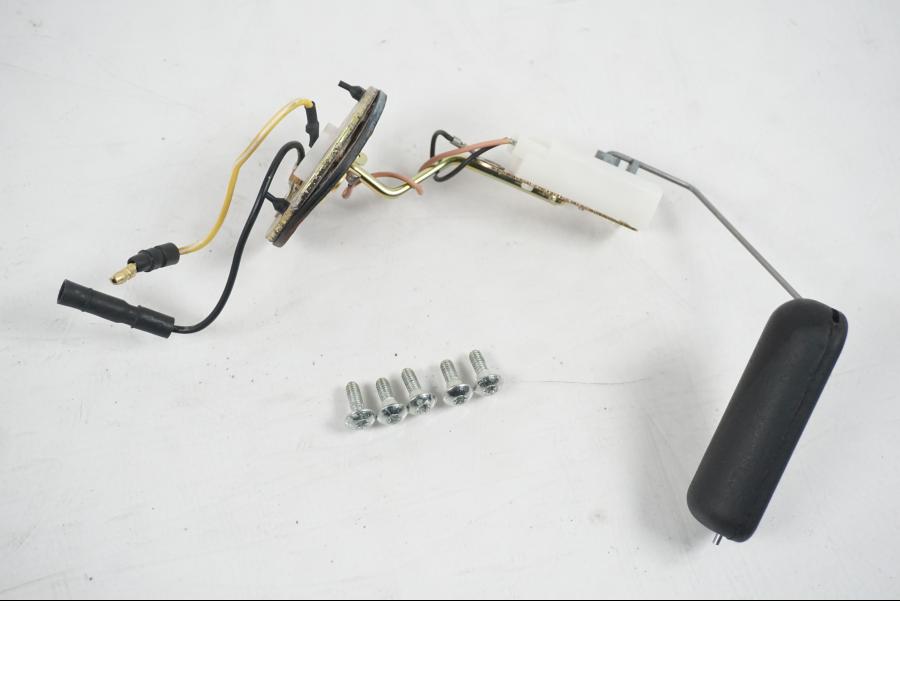 Framsidan på Bensinnivågivare från en H-D Softail Standard FXST -2001 motorcykel.