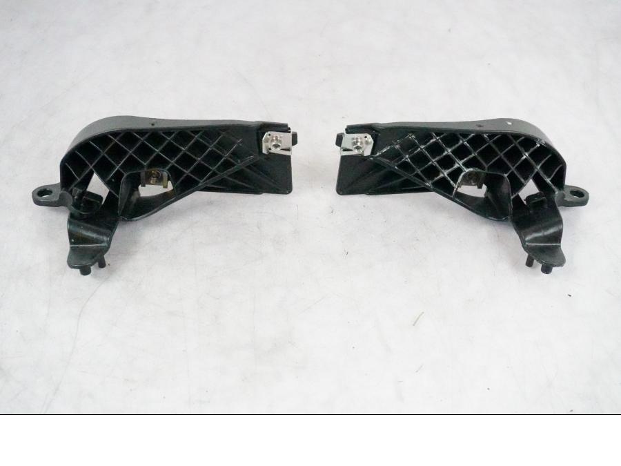 Baksidan på Vindrutefäste från en BMW R 1250 GSA -2021 motorcykel.