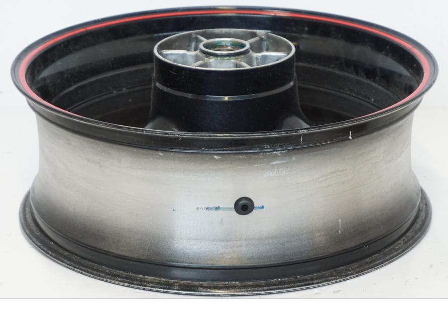 Vänster sida på Fälg från en Honda CBR 900 RR -2001 motorcykel.