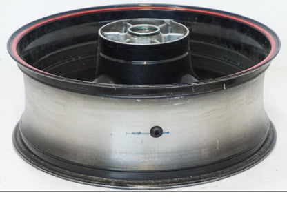 Vänster sida på Fälg från en Honda CBR 900 RR -2001 motorcykel.