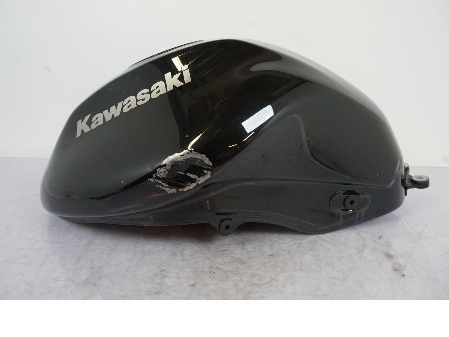 Vänster sida på Bensintank från en Kawasaki ER-6F -2010 motorcykel.