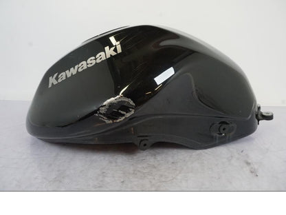 Vänster sida på Bensintank från en Kawasaki ER-6F -2010 motorcykel.