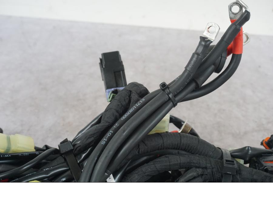 Snett uppifrån på Kabelstam från en KTM 1290 Super Duke R -2022 motorcykel.