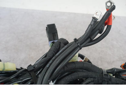 Snett uppifrån på Kabelstam från en KTM 1290 Super Duke R -2022 motorcykel.