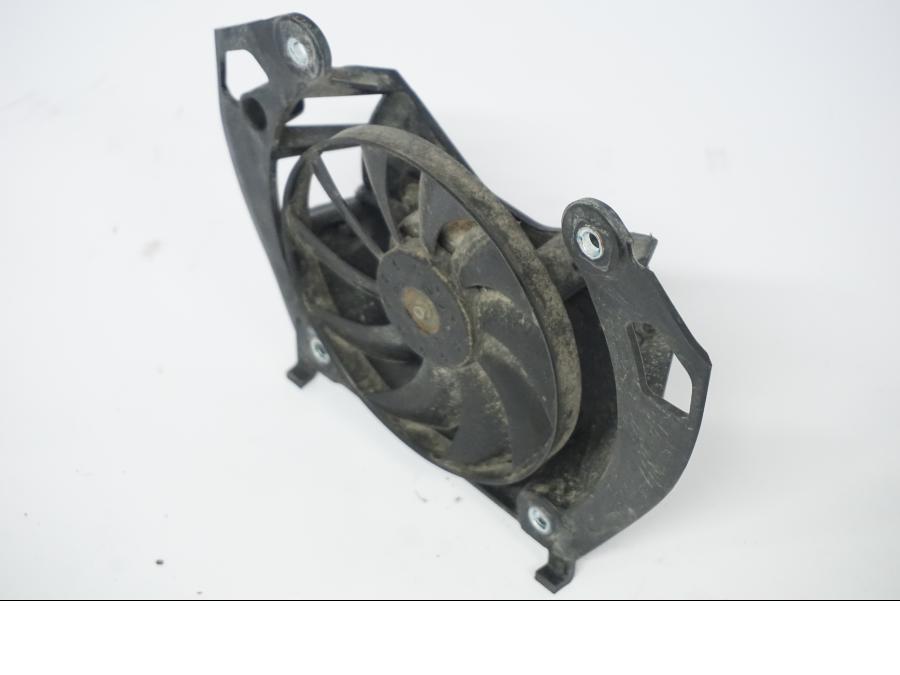 Snett uppifrån på Vattenkylfläkt från en Honda CB 500 X -2015 motorcykel.