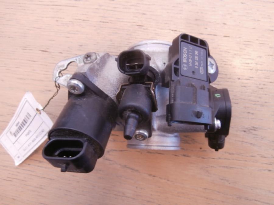 Snett uppifrån på Spjällhus från en KTM 125 Duke -2014 motorcykel.